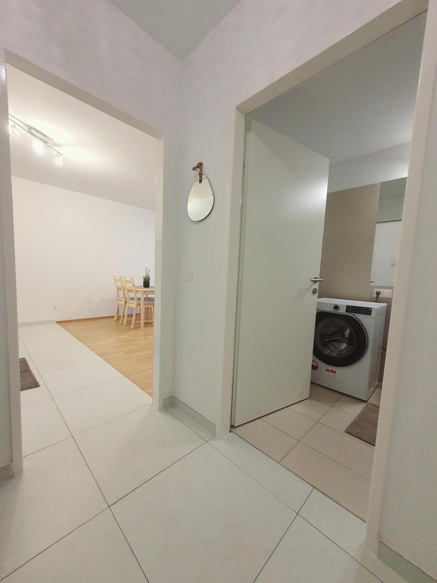 Near Lake One Bedroom Cute Apartment Wien Eksteriør bilde